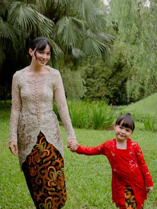 <p>Asmirandah tampil elegan mengenakan kebaya warna nude dengan aksen kancing depan dipadukan bawahan kain batik lilit. Putrinya Chloe pun menggemaskan tampil dengan kebaya brokat merah dipadukan kain batik serasi dengan sang mamah. [@asmirandah89]</p>