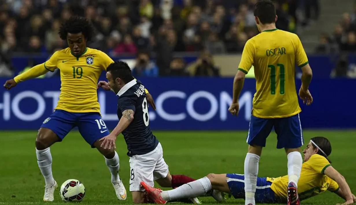 Gelandang Prancis,  Mathieu Valbuena (kedua dari kiri) saat di langgar bek Brasil Filipe Luis saat laga persahabatan di Stade de France, Prancis, Jumat (27/3/2015 ). Brasil menang 3-1 atas Prancis. (AFP PHOTO/Franck Fife)