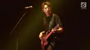 Gitaris grup pop rock asal Korea Selatan, CNBLUE Lee Jong Hyun saat konser bertajuk Between Us di Indonesia Convention Exhibition (ICE) BSD, Tangerang Selatan, Sabtu (15/7). (Liputan6.com/Herman Zakharia)