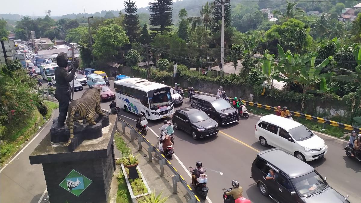 Lonjakan 46% Kendaraan ke Puncak, Polisi Berlakukan One Way