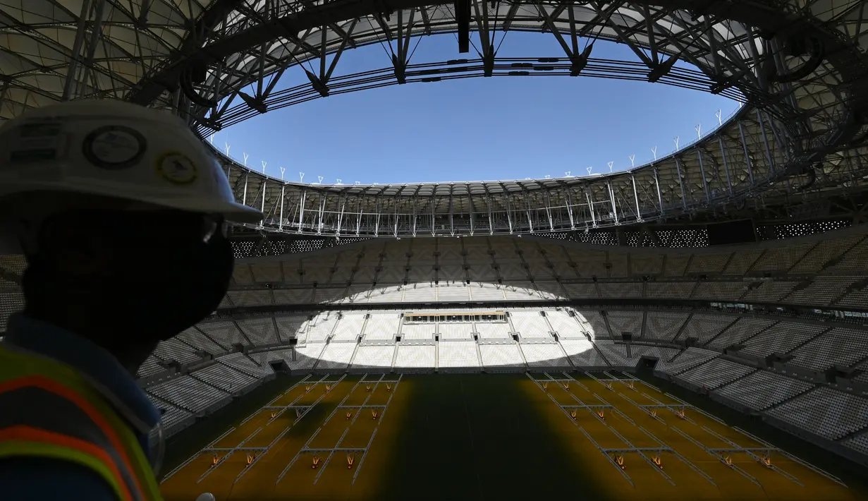 Pemandangan umum Lusail Stadium di Lusail, Qatar, 28 Maret 2022. Stadion berkapasitas 80 ribu penonton yang terletak di pinggiran Ibu Kota Doha ini akan menjadi tuan rumah final Piala Dunia 2022 pada bulan Desember mendatang. (GABRIEL BOUYS/AFP)