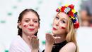 Gaya suporter Polandia saat mendukung timnya melawan Swiss pada babak 16 besar Piala Eropa 2016 di Stade Geoffroy-Guichard, Saint-Etienne, (25/6/2016). (Reuters/Jason Cairnduff)