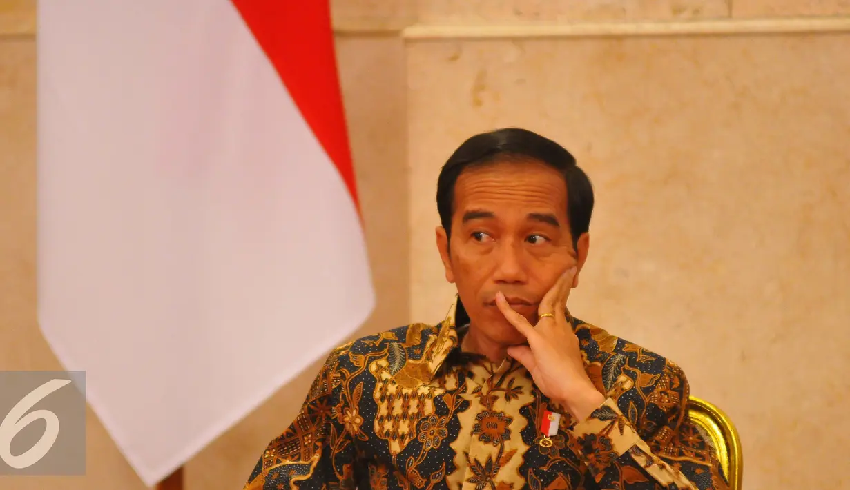 Ekpresi Presiden Jokowi saat mengikuti Sidang Kabinet Paripuna di Istana, Jakarta, Rabu (2/1). Presiden meminta seluruh menteri kabinet kerja dan kepala lembaga berorientasi pada hasil, namun tetap patuh terhadap prosedur. (Liputan6.com/Angga Yuniar)