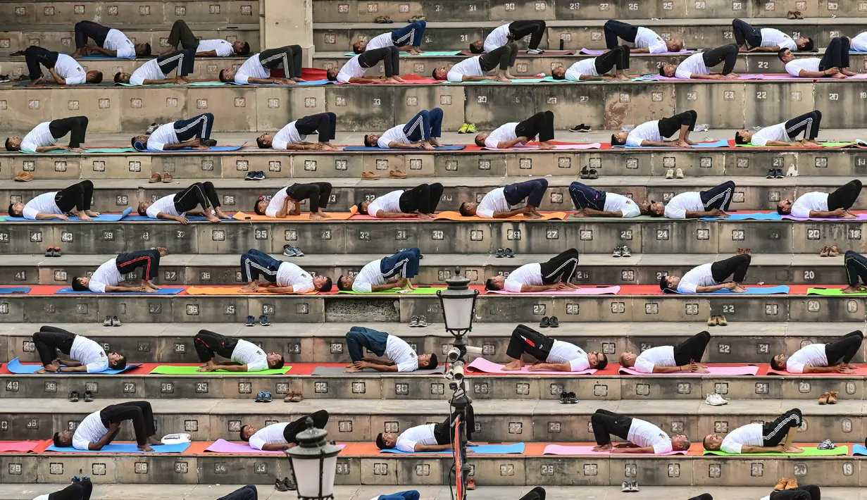 Personel Pasukan Keamanan Perbatasan (BSF) mengambil bagian dalam sesi yoga pada Hari Yoga Internasional di perbatasan Attari-Wagah antara India dan Pakistan di pinggiran kota Amritsar pada tanggal 21 Juni 2025. (Narinder NANU/AFP)