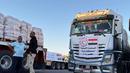 Truk-truk yang memuat bantuan kemanusiaan di sisi Mesir dari perlintasan Rafah menunggu untuk menyeberang ke Jalur Gaza pada 15 Oktober 2025. (Foto oleh AFP)