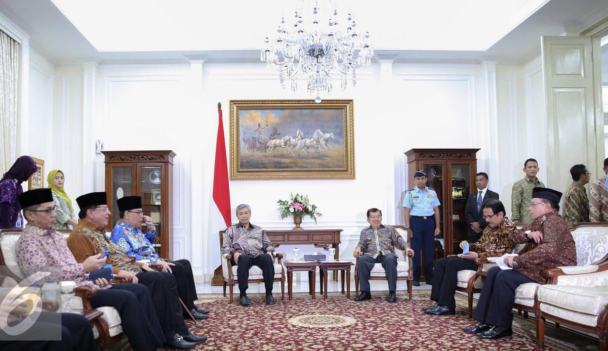 Wapres Jusuf Kalla berbincang dengan Wakil PM Malaysia Ahmad Zahid Hamidi di Istana Wapres, Jakarta, Jumat (18/9/2015). Wapres JK dan Wakil PM Hamidi melaksanakan salat Jumat bersama di Masjid Baturrahman. (Liputan6.com/Faizal Fanani)