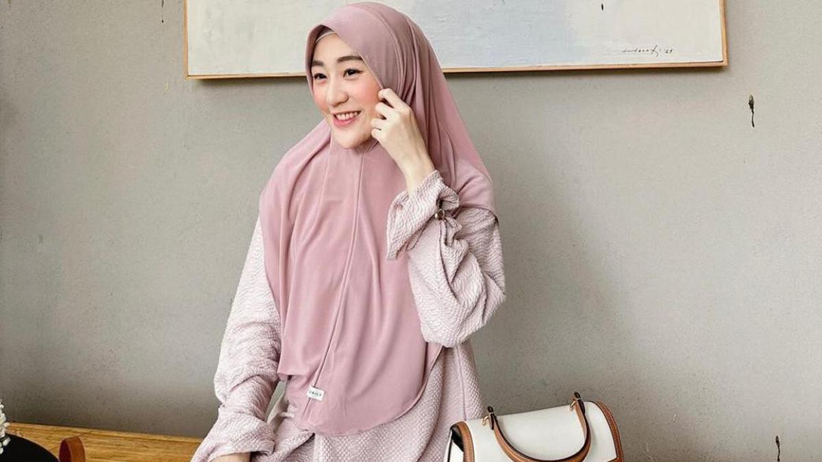 Tetap Istiqamah Kenakan Jilbab, Intip 4 Potret Model Busana Syar'i ala Larissa Chou
