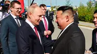 Presiden Rusia Vladimir Putin dan Pemimpin Korea Utara Kim Jong Un akhirnya saling bertemu di pusat antariksa Rusia Kosmodrom Vostochny (AFP).