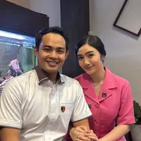 Febby Rastanty Jadi Ibu Bhayangkari Dibalut Seragam Pink. [@febbyrastanty]