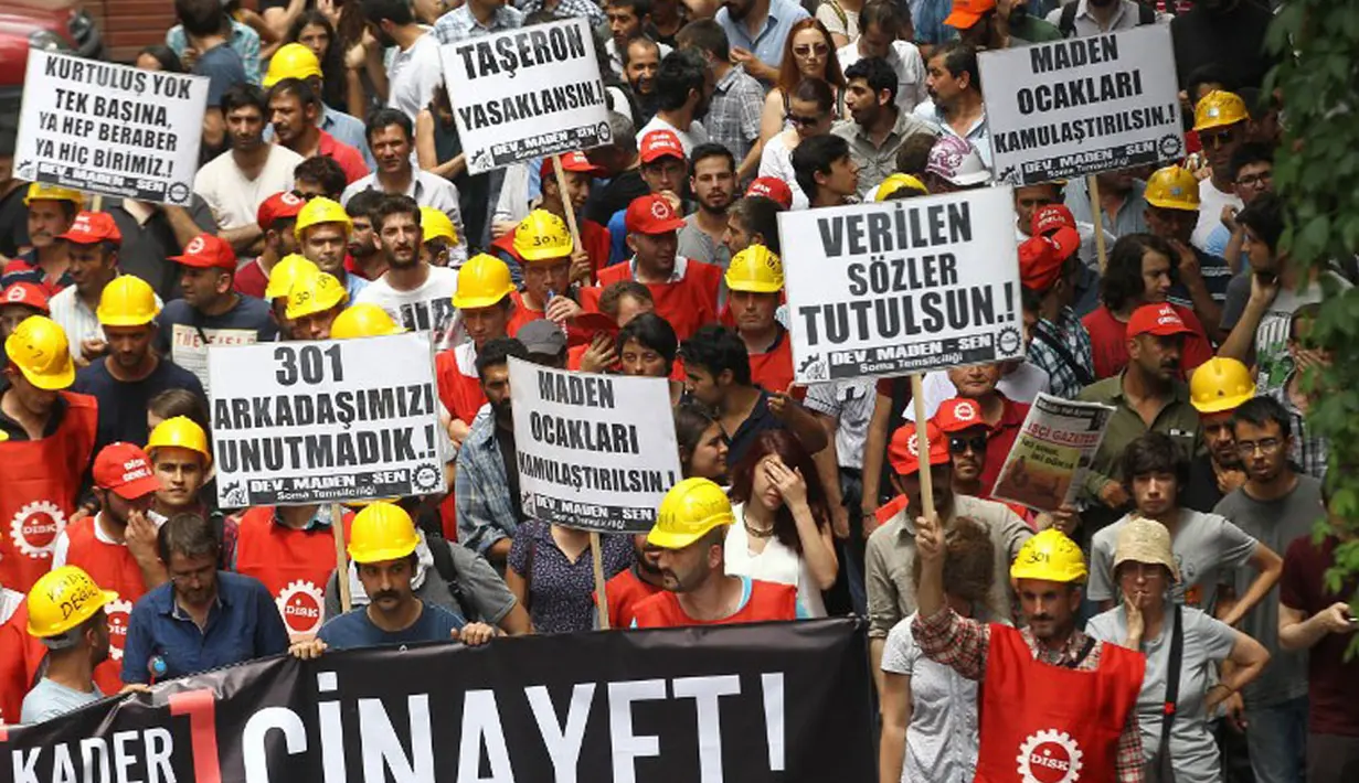 Para penambang Turki yang selamat dari ledakan tambang di Soma, berunjuk rasa. Penambang meminta PM Recep Tayyip Erdogan segera menepati janji, Ankara, (16/7/2014). (AFP PHOTO/Adem Altan)