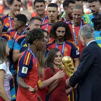 Raja Spanyol Felipe VI (kedua dari kanan) menyerahkan trofi pada Ratu Letizia setelah para pemain sepak bola Spanyol merayakan kemenangan pertandingan final Piala Dunia 2026 antara Spanyol dan Argentina di Stadion New York/New Jersey di East Rutherford pada 19 Juli 2026. (JUAN MABROMATA/AFP)