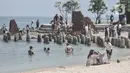 Wisatawan menikmati suasana Pulau Kelor, Kepulauan Seribu, Jakarta, Minggu (11/4/2021). Pariwisata Kepulauan Seribu mulai ramai dikunjungi wisatawan setelah beberapa waktu lalu Pemprov DKI membuka kembali dengan harapan menggerakkan ekonomi dan kesejahteraan masyarakat. (merdeka.com/Iqbal S Nugroho)