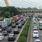 Suasana arus lalu lintas yang terlihat padat di dua arah Tol Jakarta-Cikampek, Bekasi, Sabtu (25/3). Kemacetan arah tol Cikampek- Jakarta disebabkan imbas penyempitan jalan lantaran adanya proyek pembangunan LRT. (Liputan6.com/Gempur M. Surya)