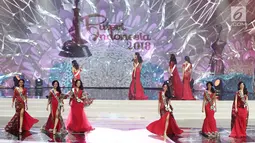 Enam finalis Puteri Indonesia maju ke depan pada malam puncak Puteri Indonesia 2018 di JCC, Jakarta, Jumat (9/3). Enam finalis menjawab pertanyaan yang ada di dalam payung Pasundan. (Liputan6.com/Herman Zakharia)