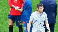 Gelandang Spanyol, David Silva menenangkan Sergio Ramos yang menangis usai pertandingan melawan Rusia di babak 16 besar Piala Dunia 2018 di Stadion Luzhniki, Moskow, Rusia (1/7). Spanyol kalah lewat adu penalti atas Rusia 3-4. (AFP Photo/Mladen Antonov)