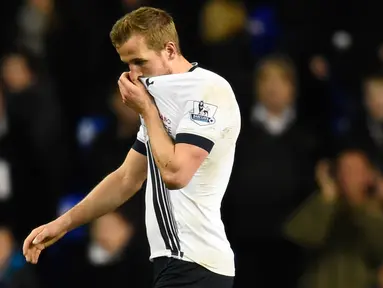 Penyerang Tottenham Hotspur, Harry Kane terlihat sedih usai pertandingan melawan West Bromwich Albion pada lanjutan liga Inggris di Stadion White Hart Lane, Inggris, (26/4). Tottenham bermain imbang West Bromwich dengan skor 1-1. (Reuters/Dylan Martinez)