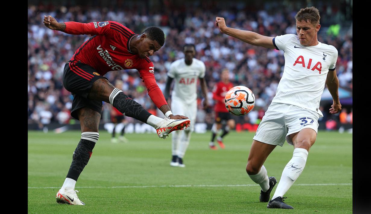 Pemain Tottenham Hotspur, Micky van de Ven (kanan), berhasil menghalau bola tendangan dari pemain MU, Marcus Rashford, dalam pertandingan lanjutan Liga Inggris 2023/2024 yang berlangsung di Tottenham Hotspur Stadium, London 19 Augustus 2023. (AFP/Adrian Dennis)