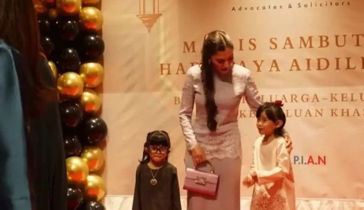 Anisha Rosnah tampil cantik dan elegan mengenakan setelan baju kurung satin berwarna abu-abu. [@mateencore]