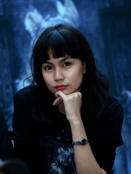 Maka Raymond tak menyia-nyiakan kesempatan emas pada saat itu juga, pertemuan pertama dengan Rere langsung mengutarakan niat maksud baiknya agar Rere mau mencoba keberuntungan di Jakarta.  (Wimbarsana Kewas/Bintang.com) 