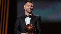 Lionel Messi kembali tampil dengan kumis dan berewok saat menerima penghargaan Ballon d'Or kedelapannya pada tahun 2023. Gelar tersebut diraihnya atas capaiannya pada tahun 2022 bersama PSG dan Timnas Argentina yang dibawanya menjuarai Piala Dunia 2022. (AFP/Franck Fife)