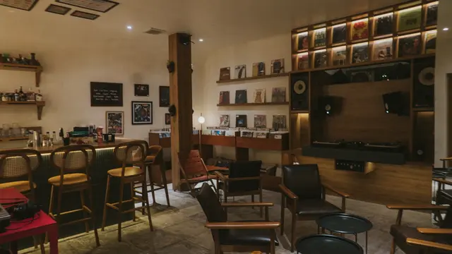 Unik, Rasakan Pengalaman Dengarkan Musik Vinyl Sambil Minum Cocktail di Tempat Ini