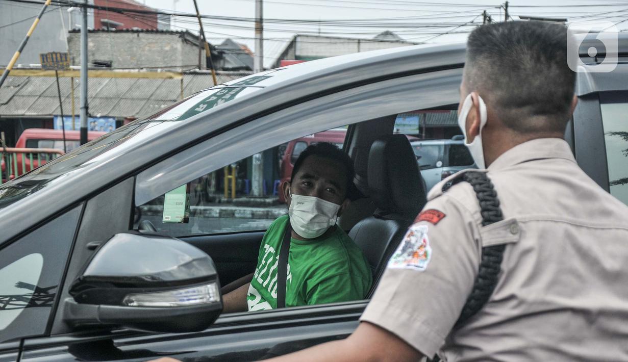 Petugas mensosialisasikan ganjil genap di Taman Margasatwa Ragunan, Jakarta, Minggu (24/10/2021).Tempat wisata yang memberlakukan ganjil genap yakni Ragunan, Ancol, dan TMII sebagai upaya antisipasi kepadatan pengunjung seiring dibuka kembali pada masa PPKM Level 2. (merdeka.com/Iqbal S. Nugroho)