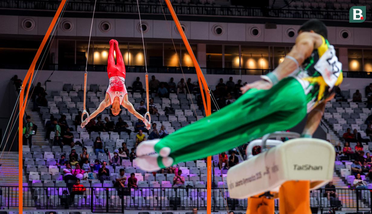 Pesenam putra Jepang, Daiki Hashimoto beraksi dalam nomor gelang-gelang pada babak kualifikasi Kejuaraan Dunia Gimnastik 2025 di Indonesia Arena, Senayan, Jakarta, Minggu (19/10/2025). (Bola.com/Bagaskara Lazuardi)