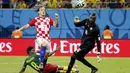 Gelandang Kroasia, Ivan Rakitic (tengah) mencoba mengecoh dua pemain belakang Kamerun saat berlaga di babak penyisihan Piala Dunia 2014 Grup A di Stadion Amazonia, Manaus, Brasil, (19/6/2014). (REUTERS/Yves Herman) 