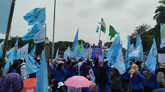 Sejumlah aliansi buruh menyemut di Patung Kuda Arjuna Wiwaha Jakarta Pusat pada Rabu (1/5/2024).