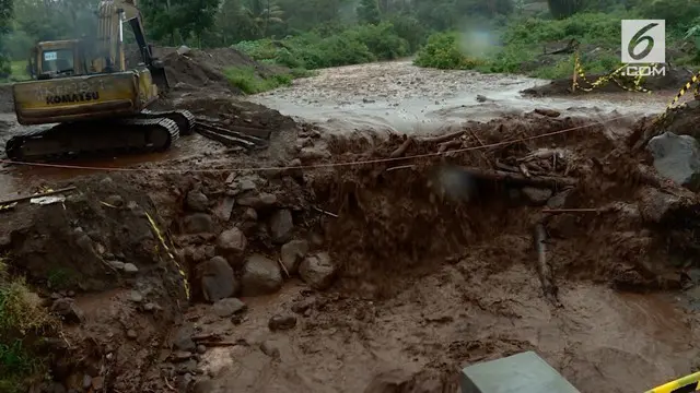 Intensitas hujan tinggi yang di kabupaten Karo, beberapa hari terakhir, membuat aliran sungai semakin deras, diikuti aliran lahar dingin yang luruh setelah letusan Gunung Sinabung 19 Februari 2018.