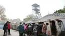 Para wisatawan mengamati gerbong trem di Tambang Wangfeng di Distrik Zhongzhan, Kota Jiaozuo, Provinsi Henan, China tengah (29/11/2020). Tambang Wangfeng yang berlokasi di Distrik Zhongzhan, Kota Jiaozuo, dioperasikan pada 1919 dan memiliki sejarah lebih dari 100 tahun. (Xinhua/Feng Xiaomin)