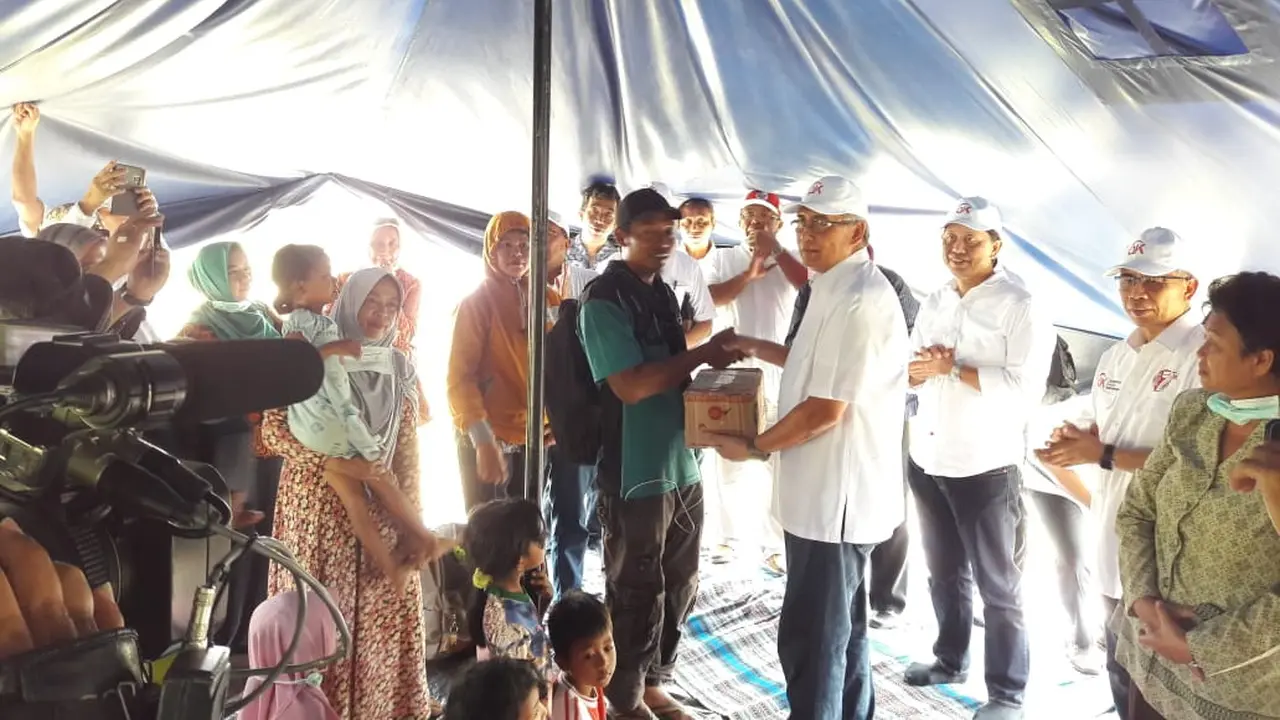 Sejumlah pelaku industri jasa keuangan (IJK) menggalang bantuan bagi korban gempa bumi dan tsunami di Sulawesi Tengah. Dok OJK