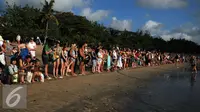 Suasana pelepasan tukik  di Pantai Kuta, Bali, Senin (31/8/2015). (Liputan6.com/ Helmi Fithriansyah)