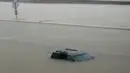 Sebuah kendaraan yang ditinggalkan pemiliknya terendam banjir setelah Badai Harvey menghantam kota Houston, Texas, Minggu (27/8). Hingga saat ini, korban tewas dikonfirmasi jumlahnya mencapai 2 orang. (AP/LM Otero)