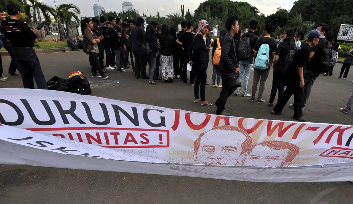 Dalam aksinya, mereka meminta kepada pemerintahan baru untuk melakukan terobosan dan perubahan yang berpihak pada korban secara signifikan, Jakarta, Kamis (11/12/2014). (Liputan6.com/Miftahul Hayat)