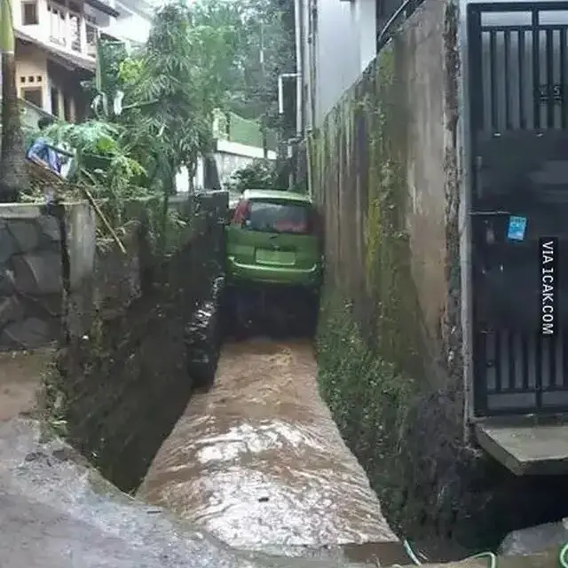 6 Potret Apes Mobil Masuk Selokan,