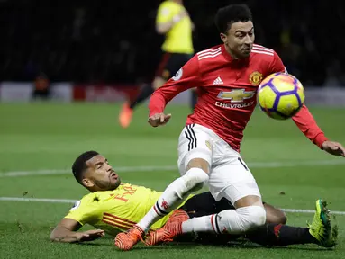 Pemain Manchester United, Jesse Lingard berebut bola dengan pemain Watford, Adrian Mariappa pada laga pekan ke-14 Premier League 2017-2018 di Vicarage Arena, Selasa (28/11). MU sukses mempermalukan Watford dengan skor 4-2. (AP/Matt Dunham)