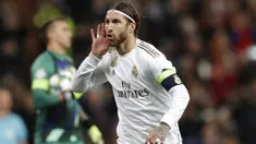 Bek Real Madrid, Sergio Ramos, melakukan selebrasi usai membobol gawang Galatasaray pada laga Liga Champions di Stadion Santiago Bernabeu, Rabu (6/11). Real Madrid menang 6-0 atas Galatasaray. (AP/Manu Fernandez)