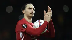 Penyerang Manchester United, Zlatan Ibrahimovic menyapa suporter usai pertandingan melawan Saint-Etienne dalam laga Liga Eropa di Olad Trafford, Inggris, (16/2). Ibrahimovic memborong tiga gol di pertandingan ini. (AFP Photo / Oli Scarff)