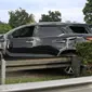 Kondisi mobil Toyota Fortuner hitam yang rusak akibat kecelakaan dengan truk boks Colt Diesel di tol Jagorawi, Kamis (28/12). Mobil juga melintang di lajur paling kanan dan membuat arus lalulintas tersendat. (Liputan6.com/Angga Yuniar)