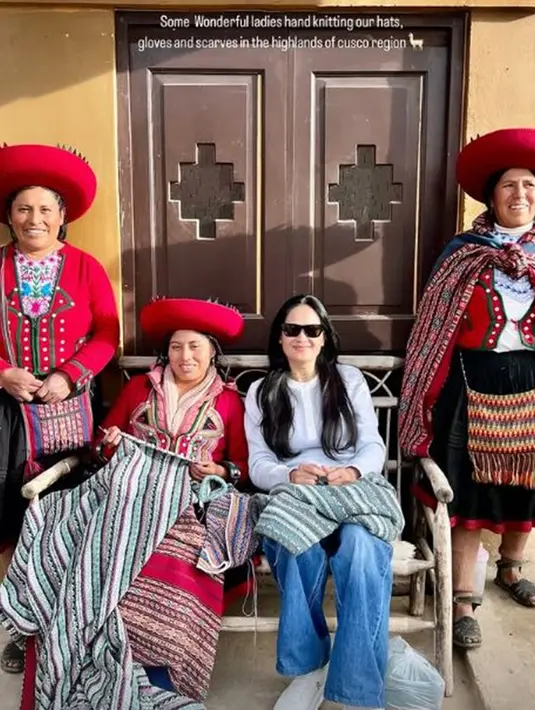 Dan setelah keliling di lahan hampir 3.000 hektar itu, diujung jalan keluar, Donna melihat penduduk setempat mengenakan gaun warna-warni. Artis senior yang dikenal awet muda itu terlihat duduk santai bersama Alpaca ladies of cusco. (Liputan6.com/IG/@donnaharunofficial)