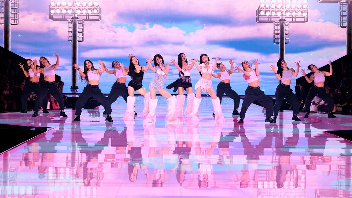 Gaya Nayeon, Jihyo, Tzuyu, dan Momo TWICE di Runway Victoria's Secret Fashion Show 2025