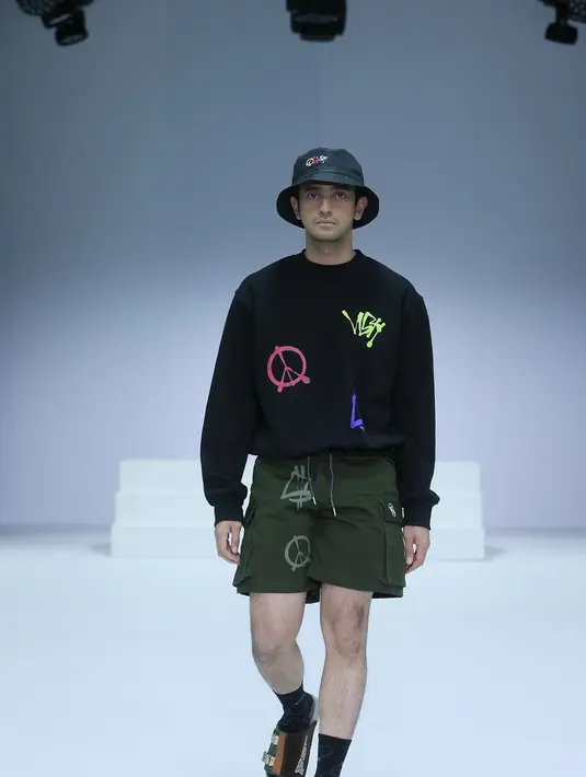 Kombinasi sweater dengan short pants dan elemen-elemen berupa motif marker pada busana Vish membuat look semakin terlihat berkesan. (JFW).