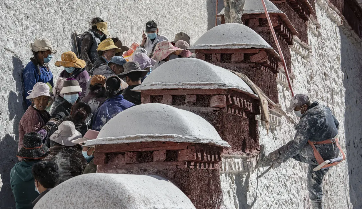 Para pekerja mengecat tembok Istana Potala dalam rangka renovasi tahunan kompleks arsitektur kuno tersebut di Lhasa, ibu kota Daerah Otonom Tibet, China barat daya, pada 28 Oktober 2020. (Xinhua/Sun Fei)
