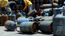 Naiknya harga gas elpiji ukuran 12 kilogram sebesar Rp1.500 per kilogram sejak 2 Januari 2015 membuat tabung gas jadi menumpuk di kios pengecer, Jakarta, Jumat (9/1/2015). (Liputan6.com/Faizal Fanani) 