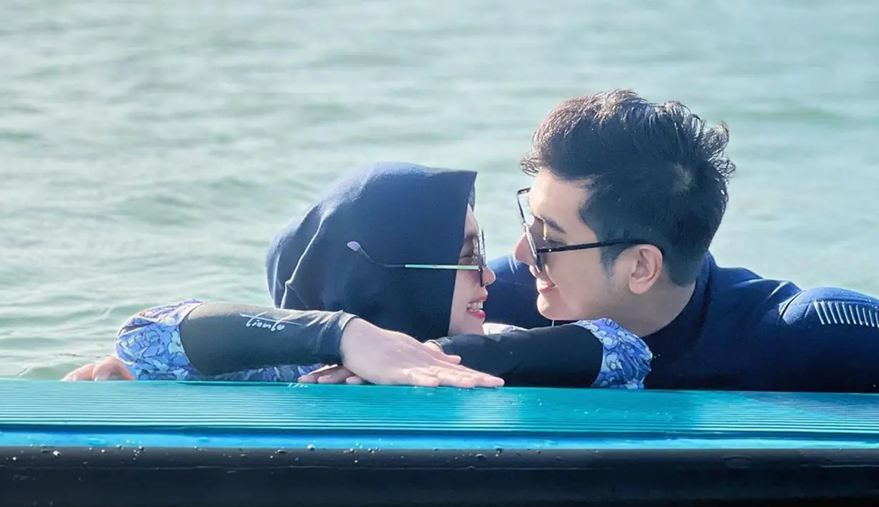 Dalam akun Instagram pribadinya, wanita yang akrab disapa Ricis ini juga menyebut foto dirinya dan sang suami bak drama Korea berjudul The Legend of Blue Sea. Pasangan selebriti ini juga tak lepas memamerkan kemesraan bersama. (Liputan6.com/IG/@riaricis1795)
