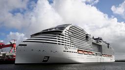 Kapal pesiar yang dilengkapi dengan sistem propulsi gas alam cair (LNG), meninggalkan Pelabuhan Saint-Nazaire, Prancis, pada 26 Oktober 2022. (AFP/Damien Meyer)