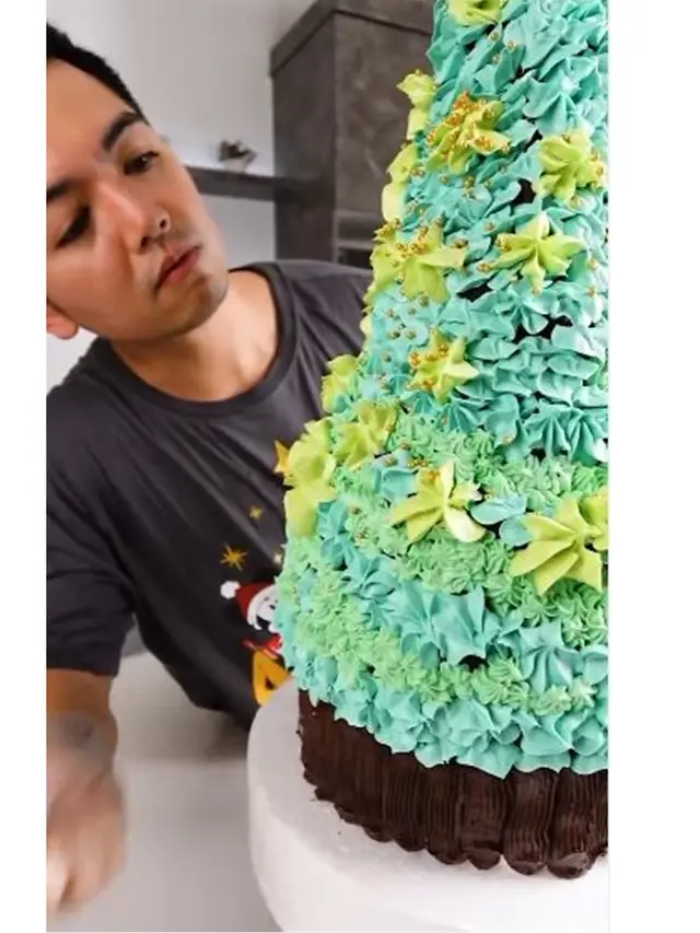 6 Potret Nicky Tirta Bikin Kue Pohon Natal Ukuran Besar, Memukau Sayang Dimakan