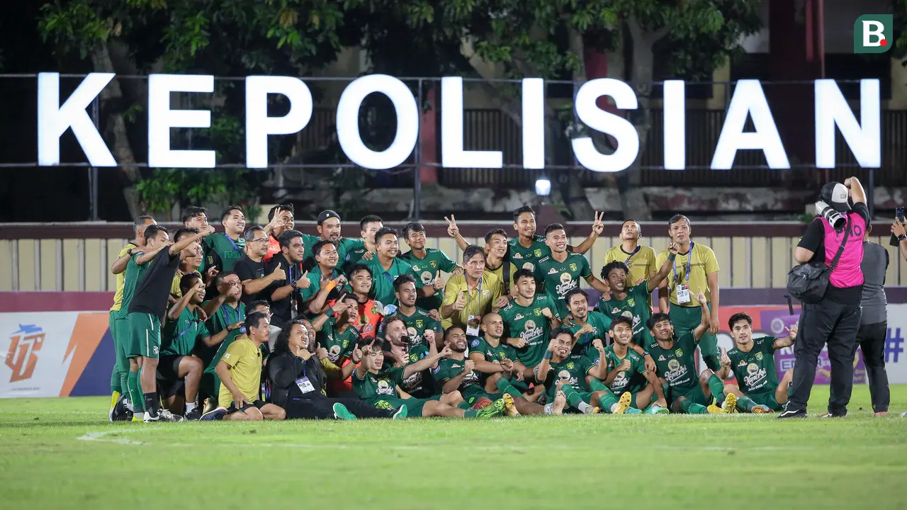 Foto: Gagalkan Penalti di Penghujung Laga, Ernando Ari Pastikan Persebaya Bungkam Arema FC di BRI Liga 1