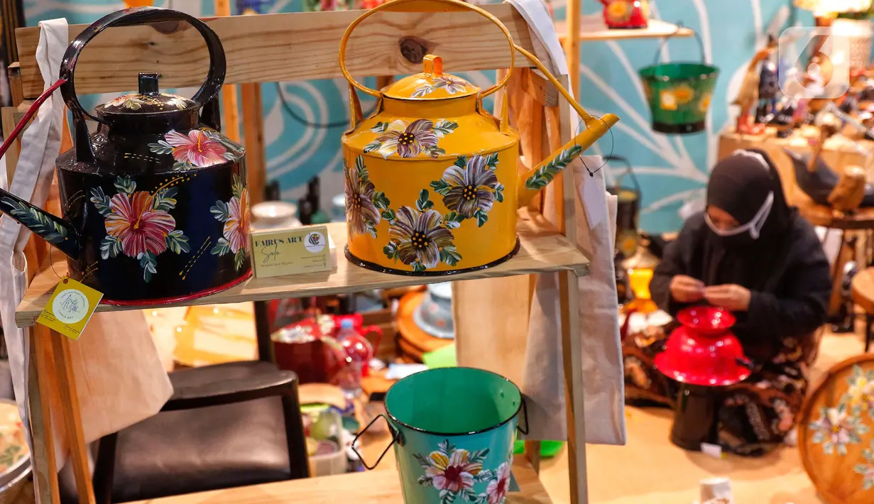 Perajin mengerjakan produk kerajinan pada pameran The Jakarta International Handicraft Trade Fair (INACRAFT) 2023 di Jakarta Convention Center, Jakarta, Rabu (1/3/2023). Acara  ini berlangsung pada 1-5 Maret 2023. (Liputan6.com/Angga Yuniar)